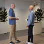 Twee collega's in gesprek in de wandelgang op kantoor.jpg